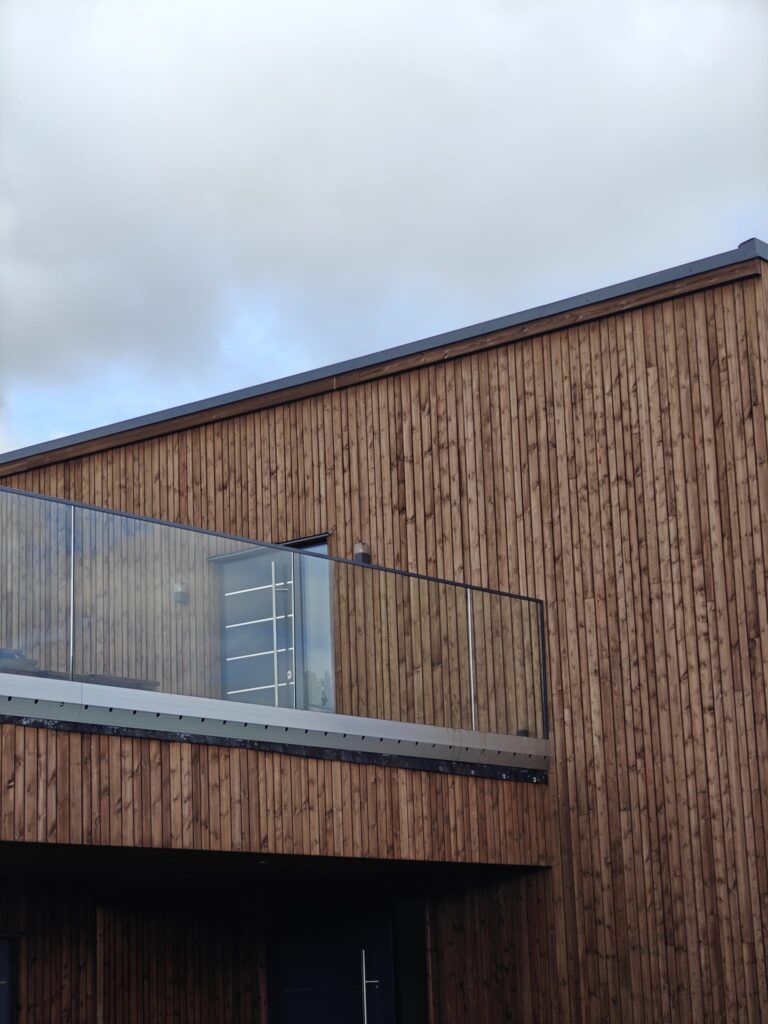 Trävägg med utsikt över naturen. glas räcke. glasmästare åre